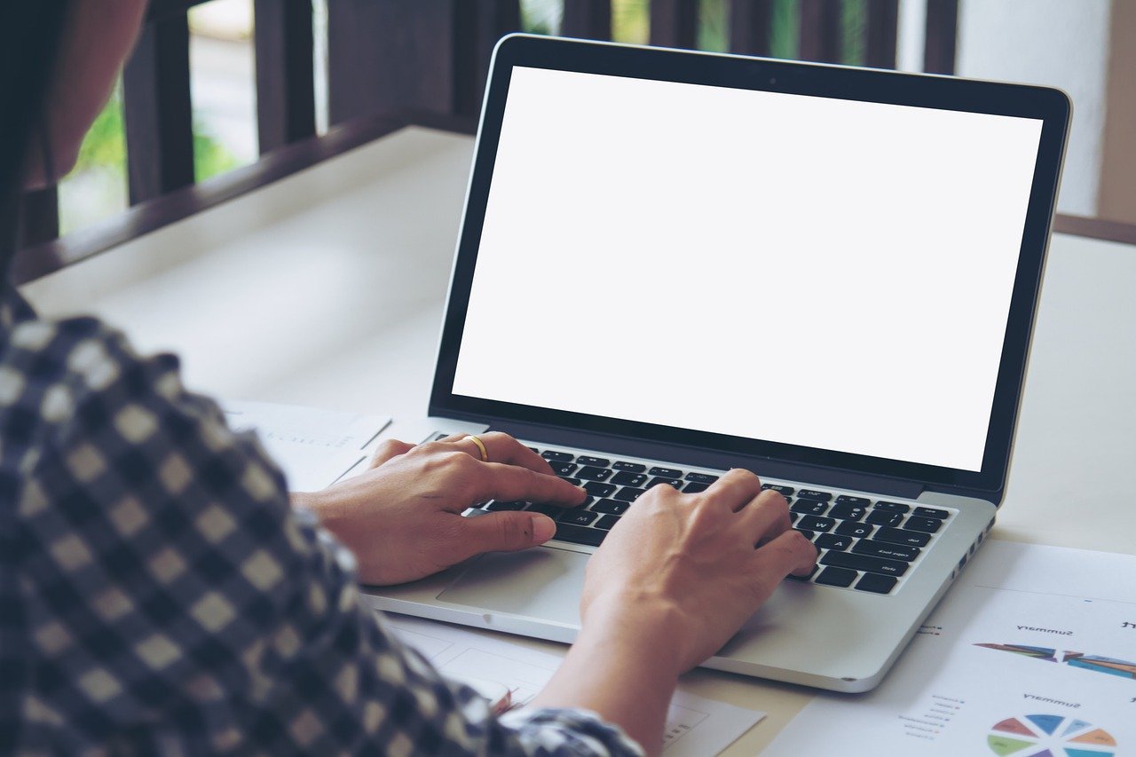 Professionista che lavora su un documento tecnico al computer